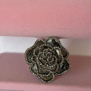 Vintage-style rose flower accessory broach